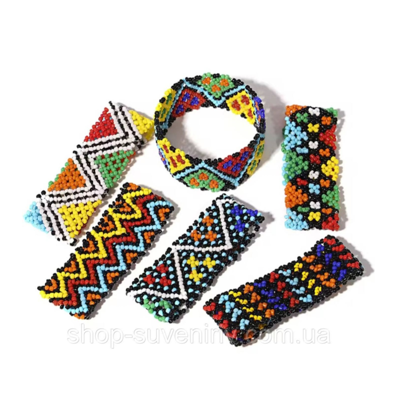 Різнокольоровий брослет з бісеру на резинці
