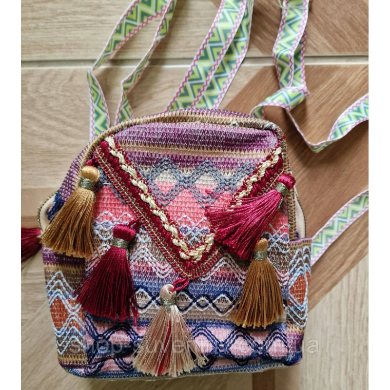 Красивий різнокольоровий рюкзак