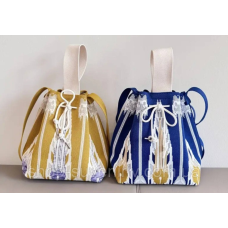 Красива сумочка з довгим ремінцем