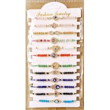 Брослети з склянних бусів з різними кулонами 